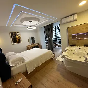 Deluxe In Center Appartement Tirana